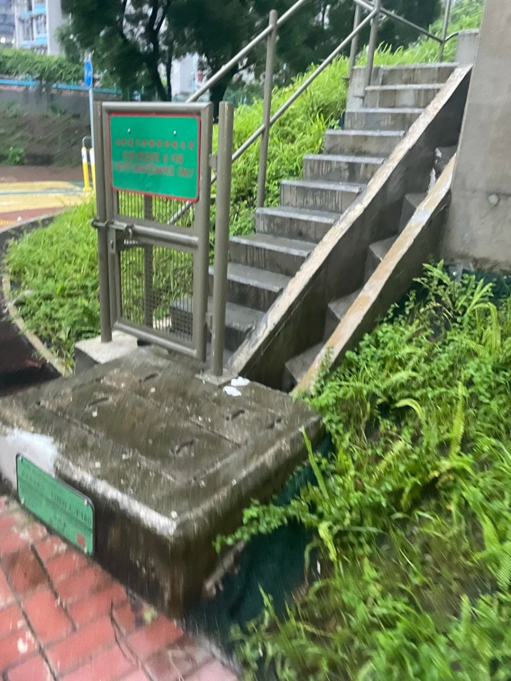 有內地社交平台網民在香港山邊發現一道未能完全阻擋通道的鐵閘,對此感到十分不解。 (小紅書圖片) 有內地社交平台網民在香港山邊發現一道未能完全阻擋通道的鐵閘,對此感到十分不解。 (小紅書圖片)