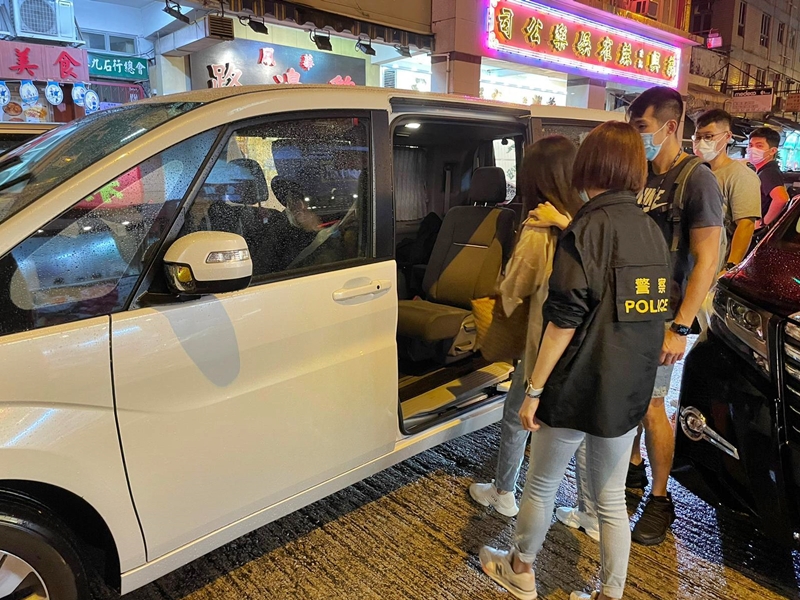 警方於九龍城兩個單位拘捕4名27至35歲內地女子，涉嫌管理賣淫場所及非法入境。警方圖片