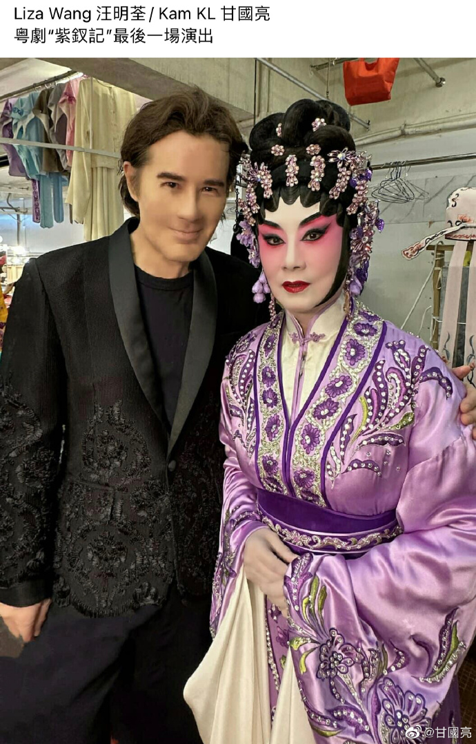 甘国亮今年4月到新光戏院欣赏汪明荃（右）主演的粤剧《紫钗记》演出。 