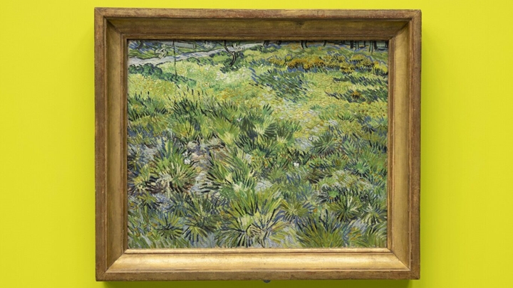 展出的經典名作，包括文森 · 梵高（1853–1890 年）的《長草地與蝴蝶》（1890 年）。
