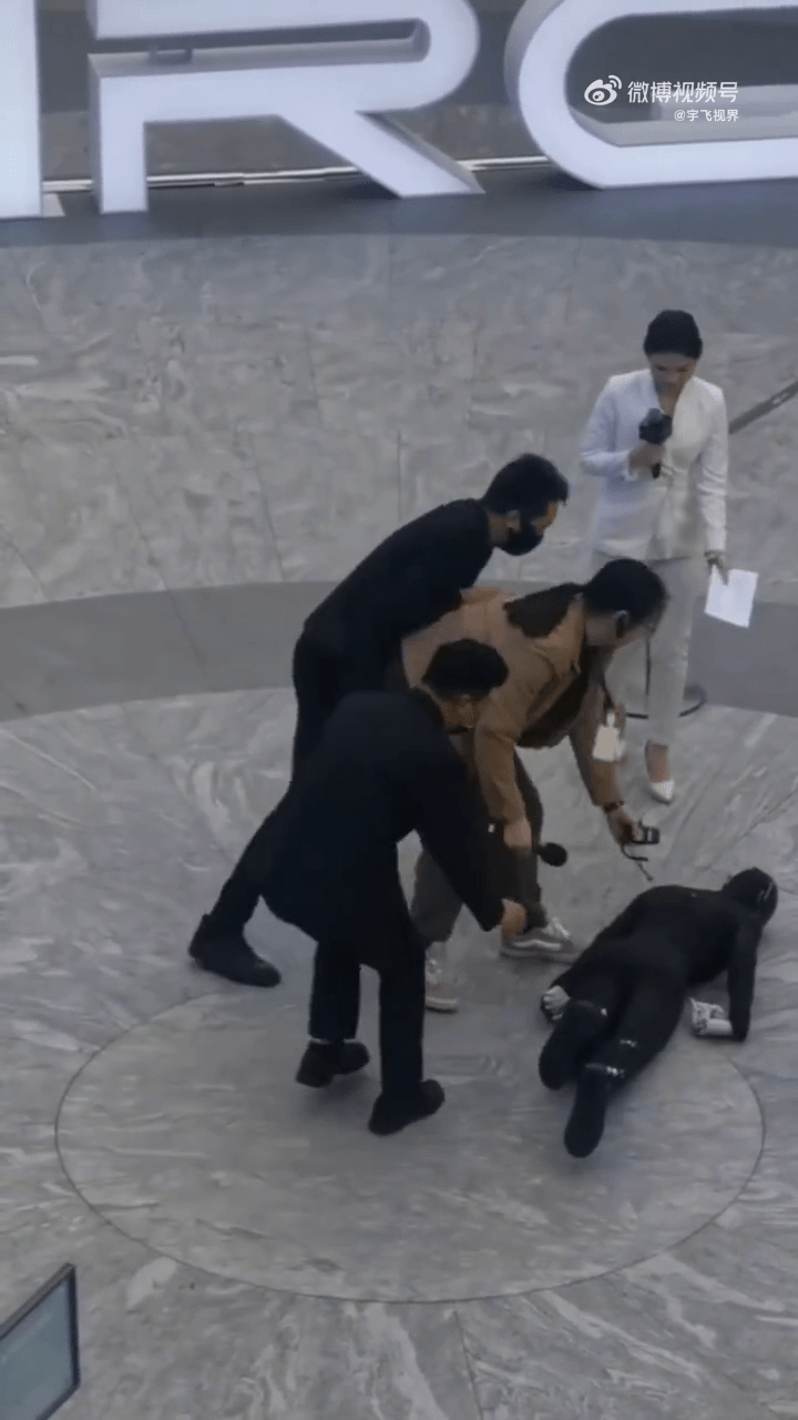 機械人IRON失去平衡摔在地上。 機械人IRON失去平衡摔在地上。