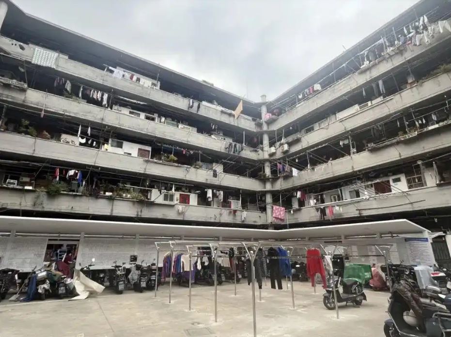 外界認為，上海隆昌公寓是周星馳《功夫》豬籠城寨原型。上海楊浦官方微信