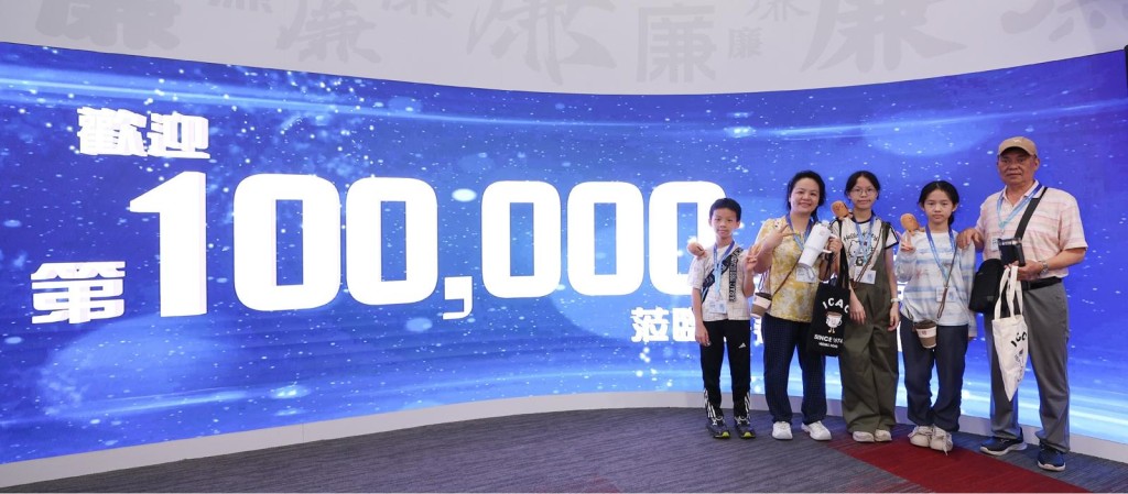 羅女士(左二)和家人暑假到訪廉署展覽廳,成為第100,000位訪客。 羅女士(左二)和家人暑假到訪廉署展覽廳,成為第100,000位訪客。