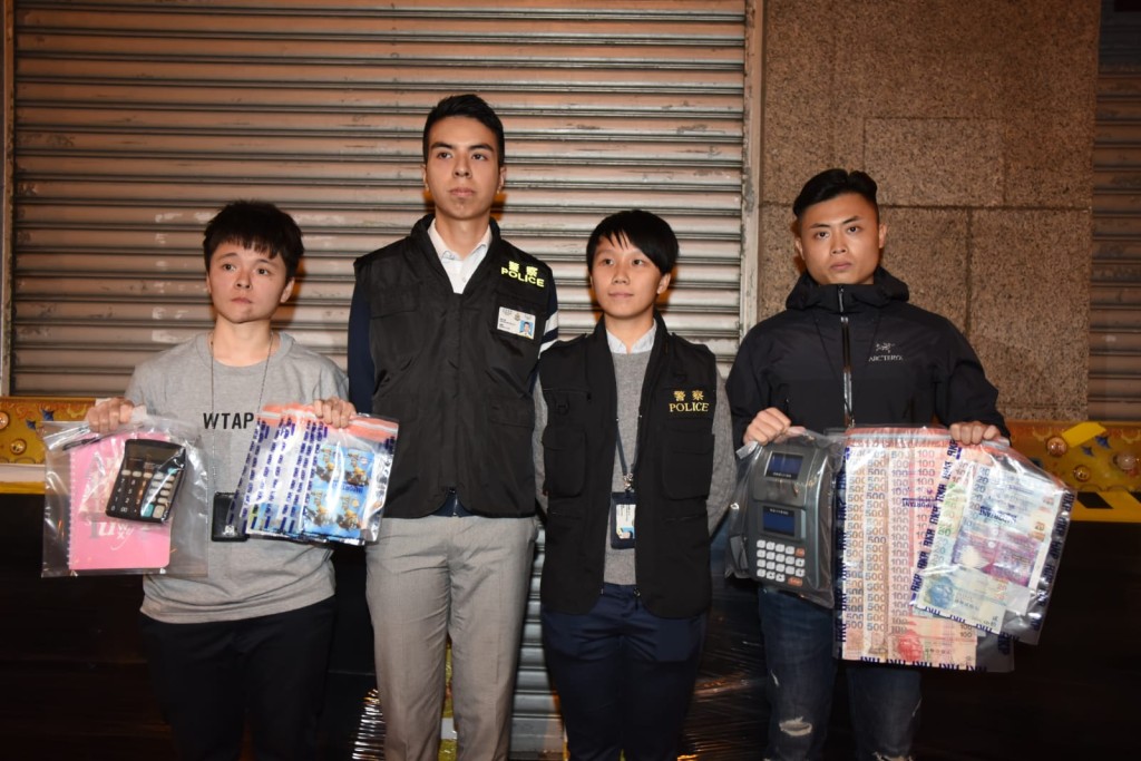 警方展示檢獲的證物。