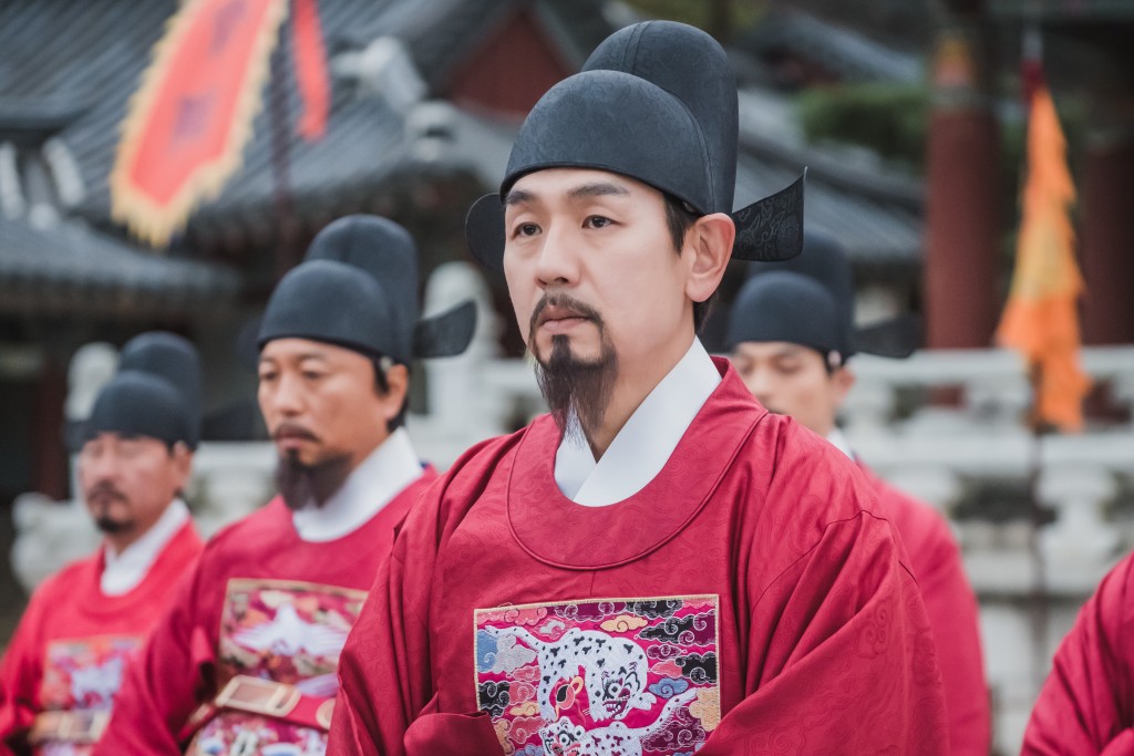 金太佑饰演训练大将金左根，大王大妃的弟弟，贪恋权力的外戚和权臣。