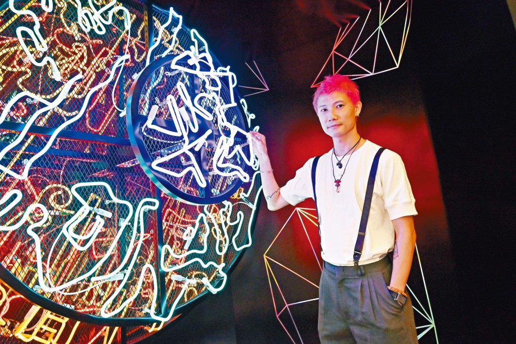 八十後的劉浩輝（Jive）原本從事設計工作，三年前走到台灣拜師學製霓虹燈，除延續傳統手藝，亦將霓虹燈重新演繹。