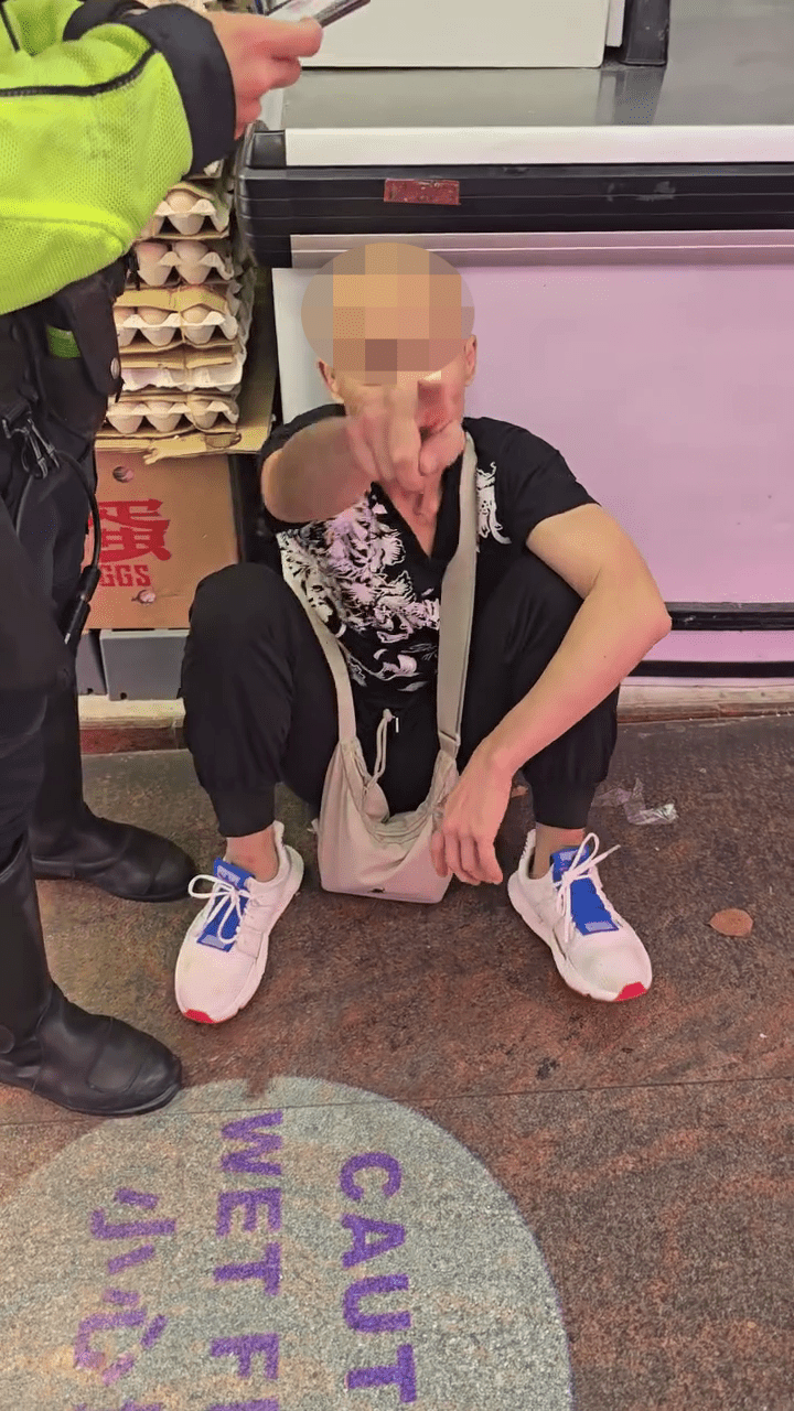 目击者拍摄贼人容貌，贼人恼羞成怒。