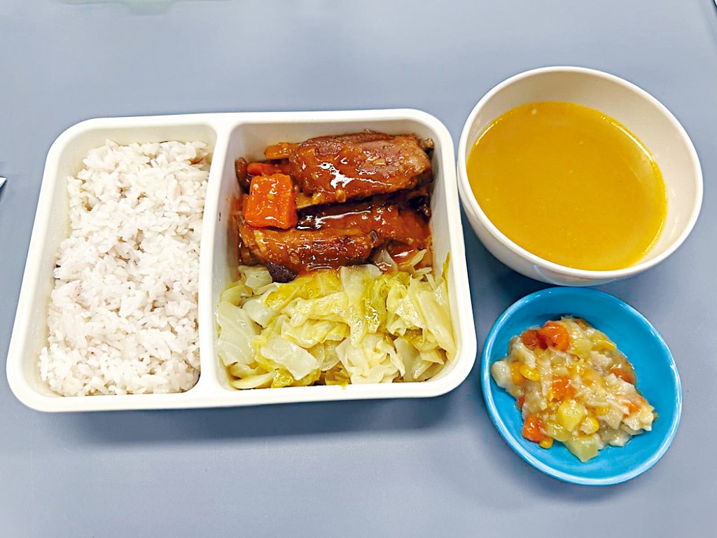 Kelly品尝饭餐，味道非常好。