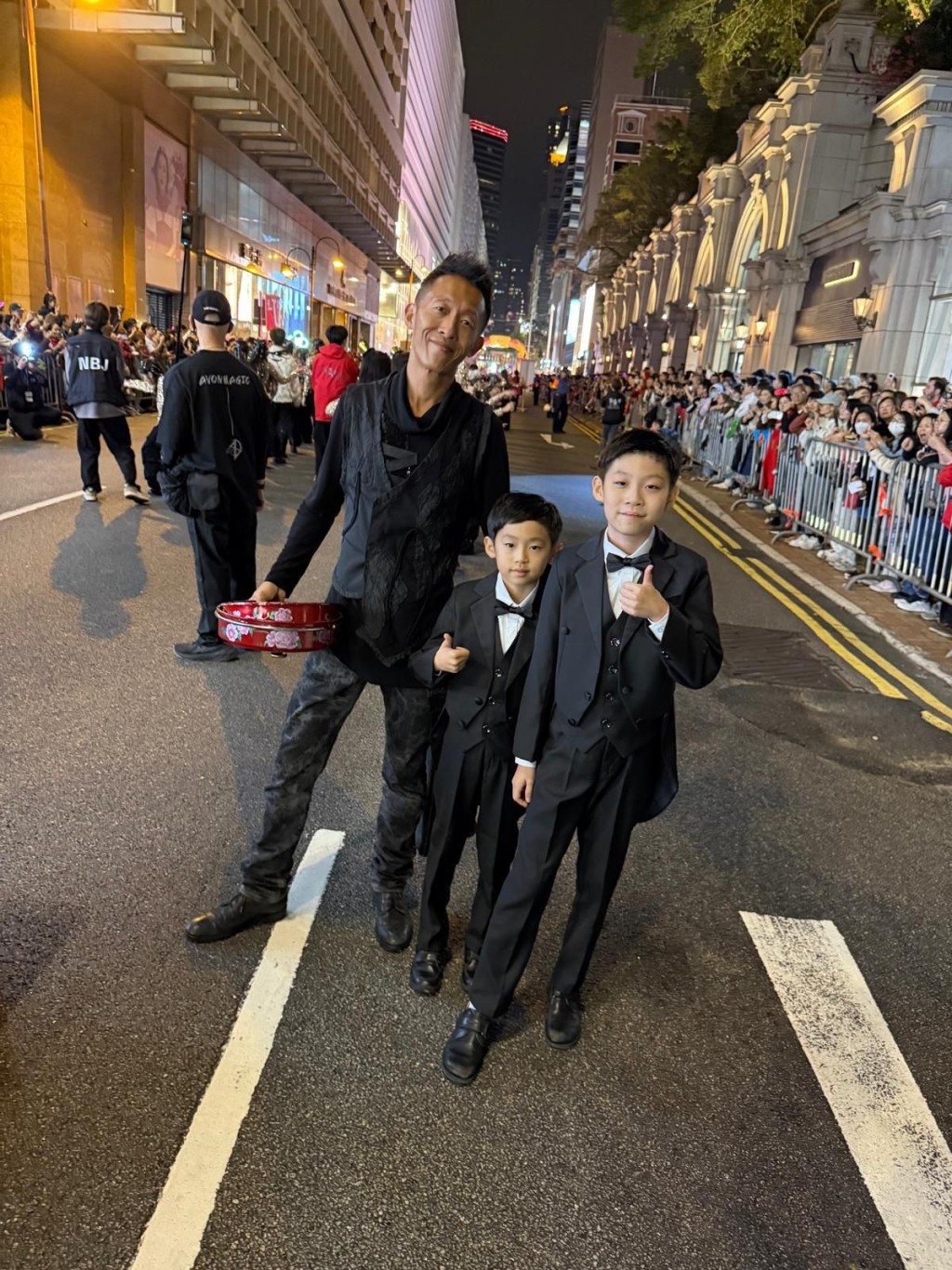 小齐指初时囝囝表演都有点紧张。