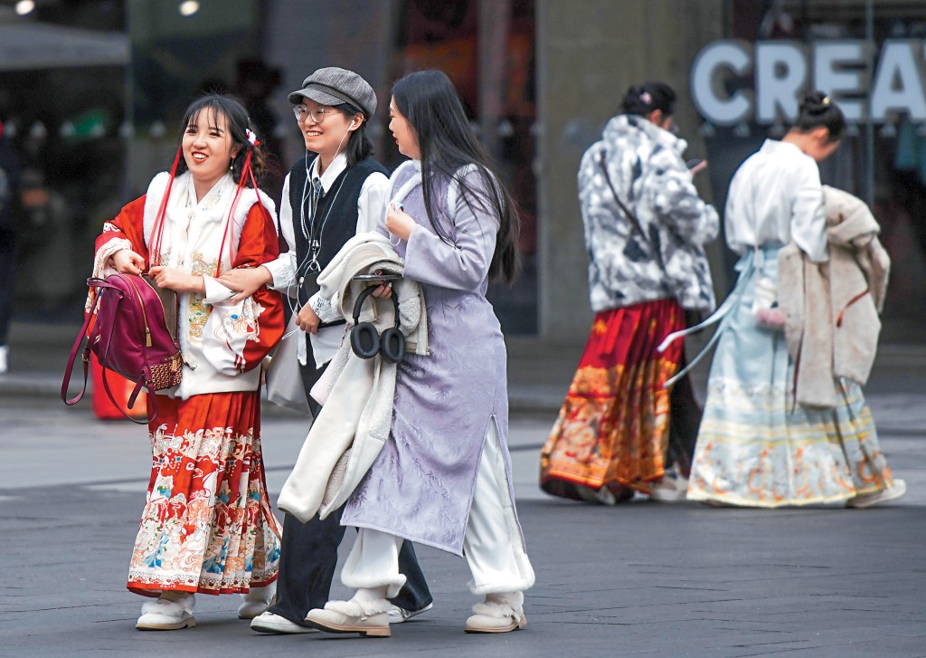 近日杭州西湖不少年輕女子身穿漢服出行。