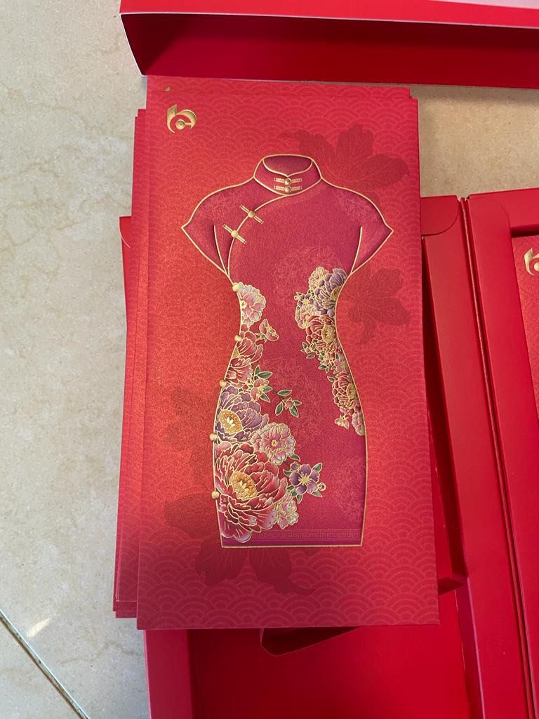 據交銀介紹，旗袍在二十世紀六、七十年代，融合中西文化審美，在香港迎來發展巔峰。