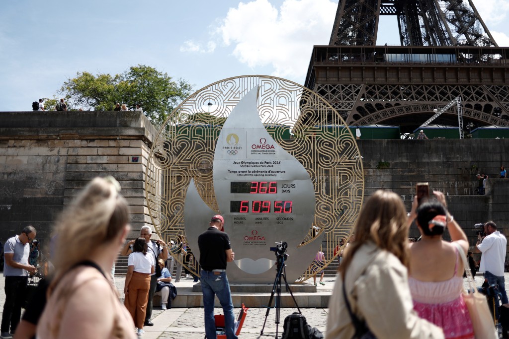 巴黎鐵塔上周六曾接獲炸彈恐嚇而被迫疏散遊客。路透社