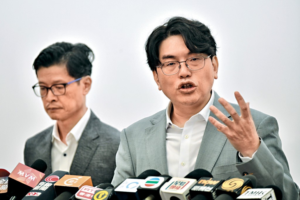 水務署署長黃恩諾(右)與房屋署副署長楊耀輝就皇后山邨食水問題會見傳媒。