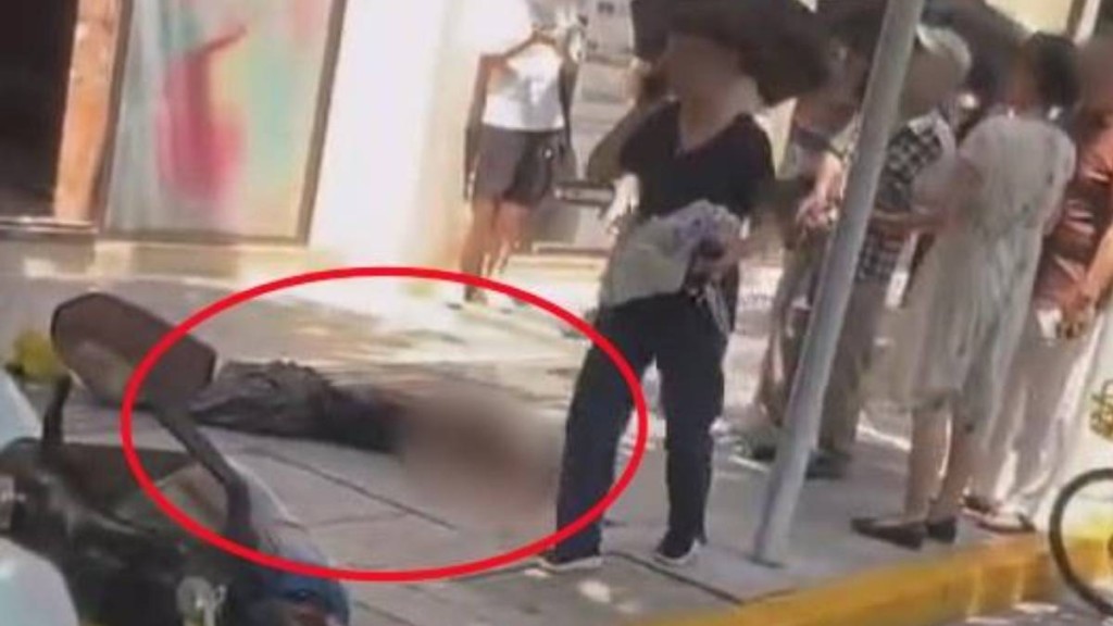 上海有路人被店舖的玻璃窗壓死。微博