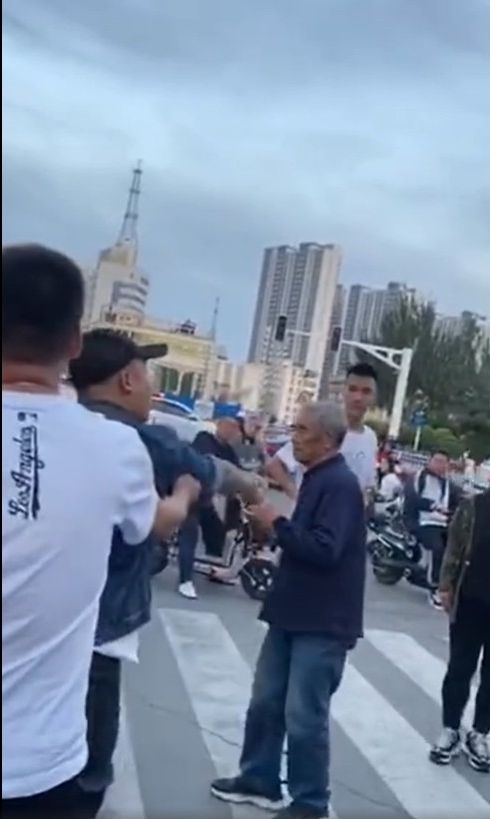 康某當街毆打老人。網圖
