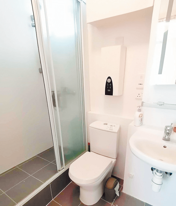 浴室以趟門分隔淋浴區，做到乾濕分離效果。