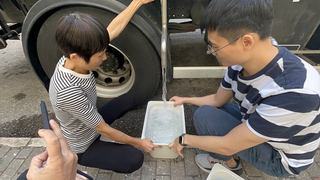 水務署於屋苑內設置水車,提供臨時供水服務。資料圖片 水務署於屋苑內設置水車,提供臨時供水服務。資料圖片