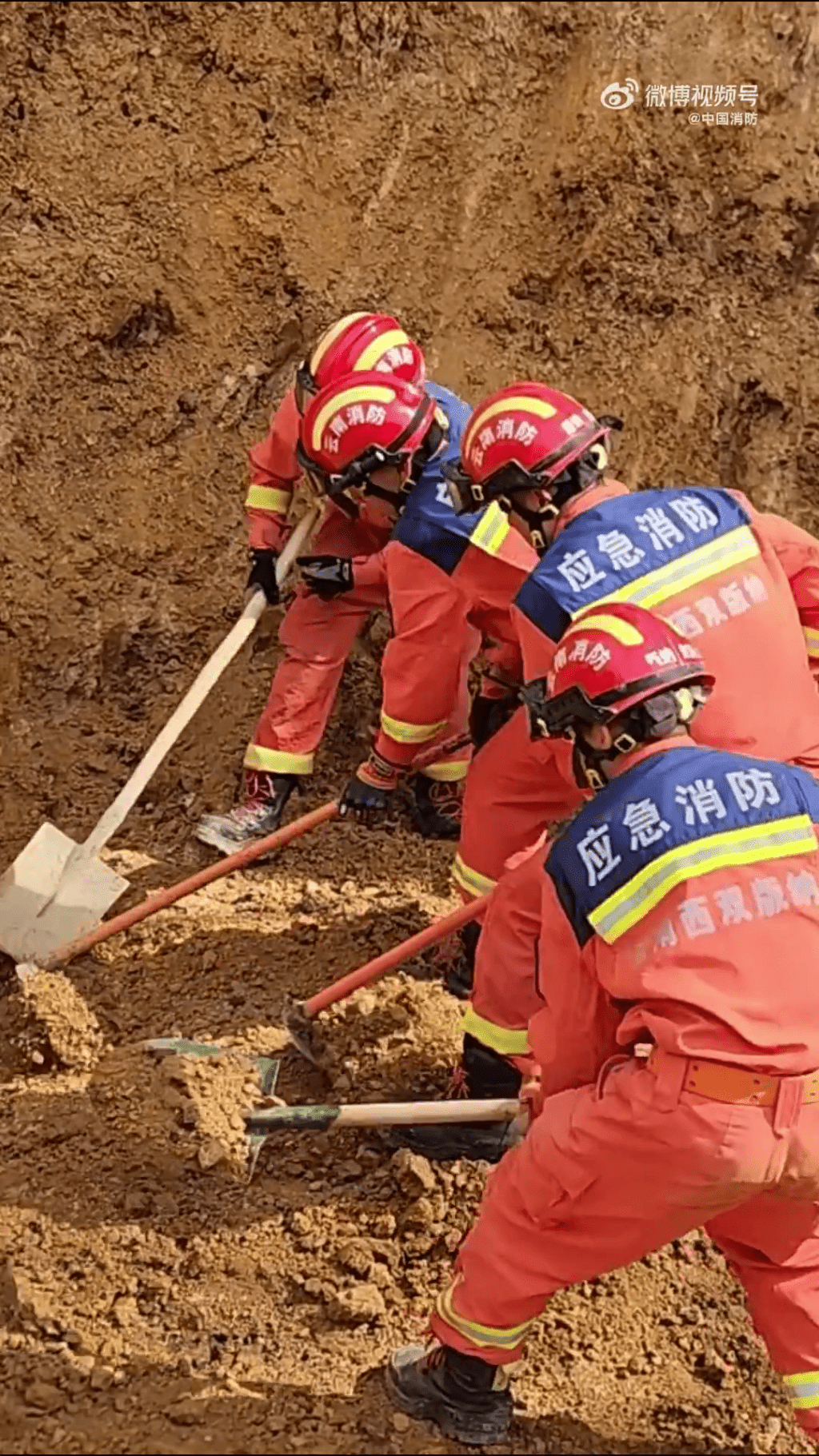 消防员抢救被困人士。 中国消防