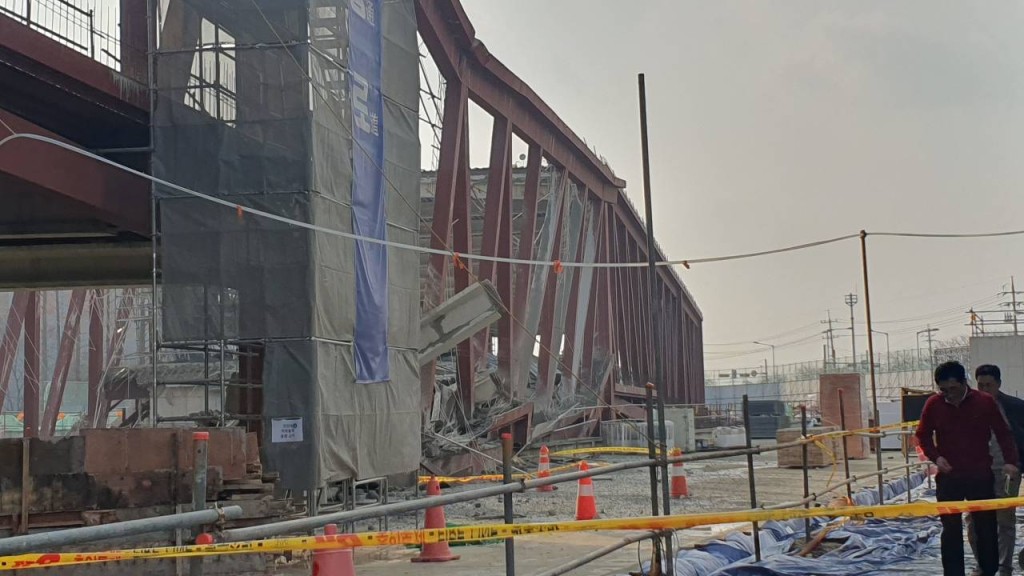 光州市一座圖書館的工地，有鐵製構造物坍塌。 新華社