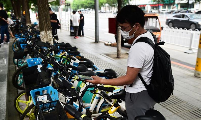 广州有男子为报复乱停单车，在共享单车坐垫内放采血针。新华社