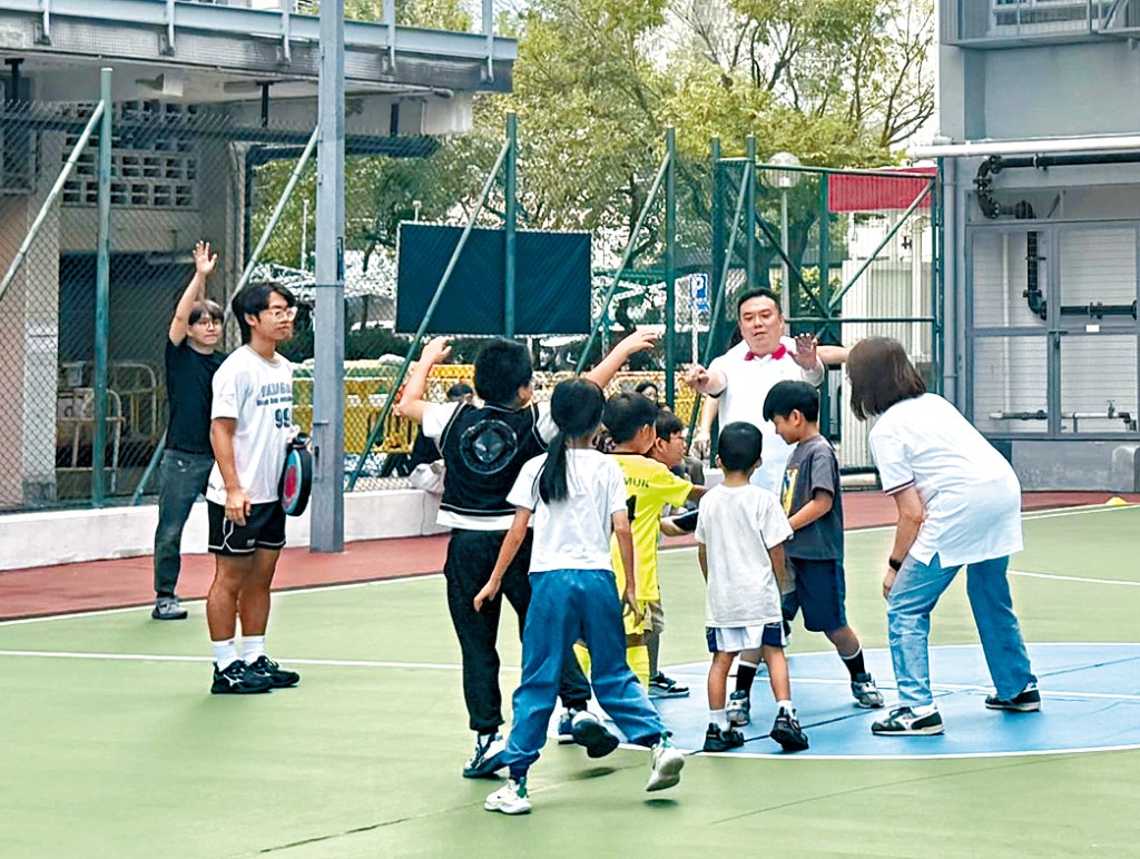 中銀義工帶領小學生一同參與保良局極限飆速盤體驗日活動。