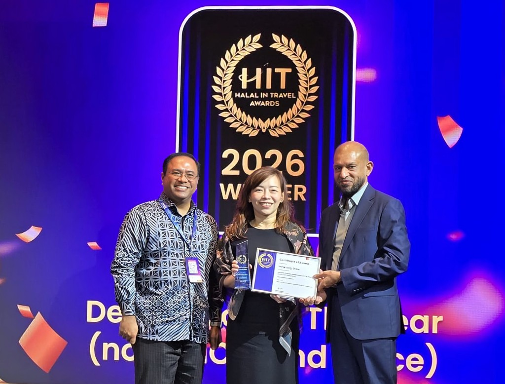 旅發局東南亞辦事處代表(中)於「Halal in Travel Awards」頒獎典禮上接受獎項。 旅發局東南亞辦事處代表(中)於「Halal in Travel Awards」頒獎典禮上接受獎項。