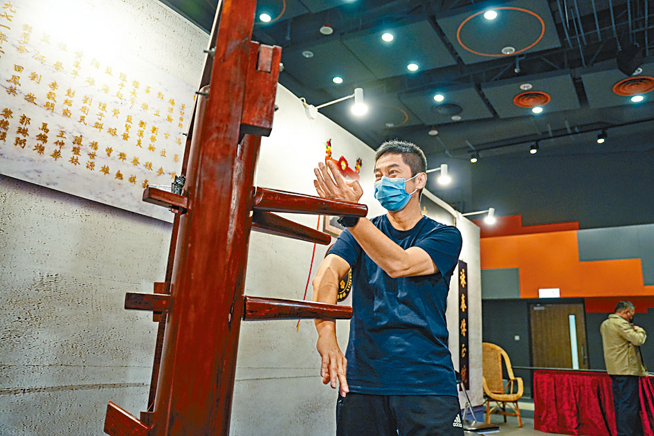 「穿梭半世纪」展览设有木人桩及六点半棍等「打卡位」，更安排咏春师傅即场讲解。 