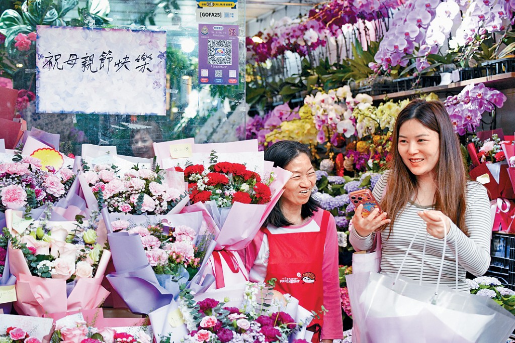 為迎接母親節，不少人專程到旺角花墟挑選鮮花表達愛意。