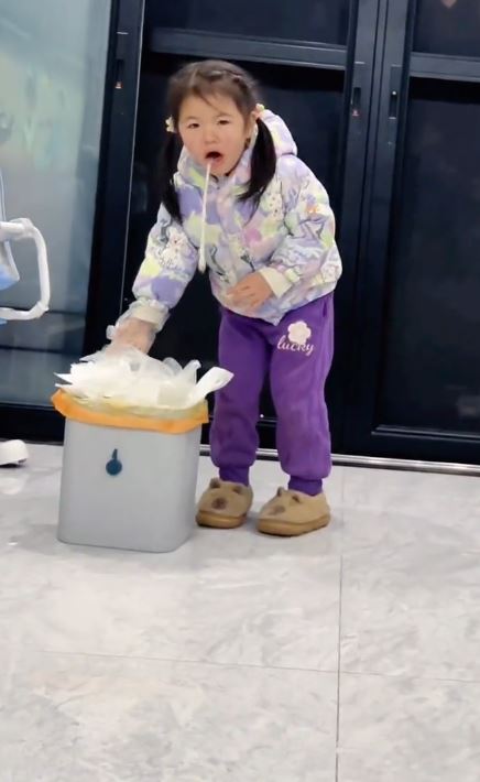 可可為了養狗，首次做剷屎官忍不住嘔吐的短片被瘋傳。抖音