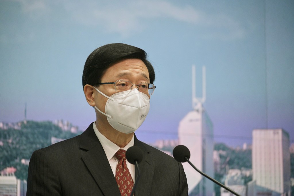 行政長官李家超提出「逆向隔離」措施，即港人赴內地前先在香港完成隔離。