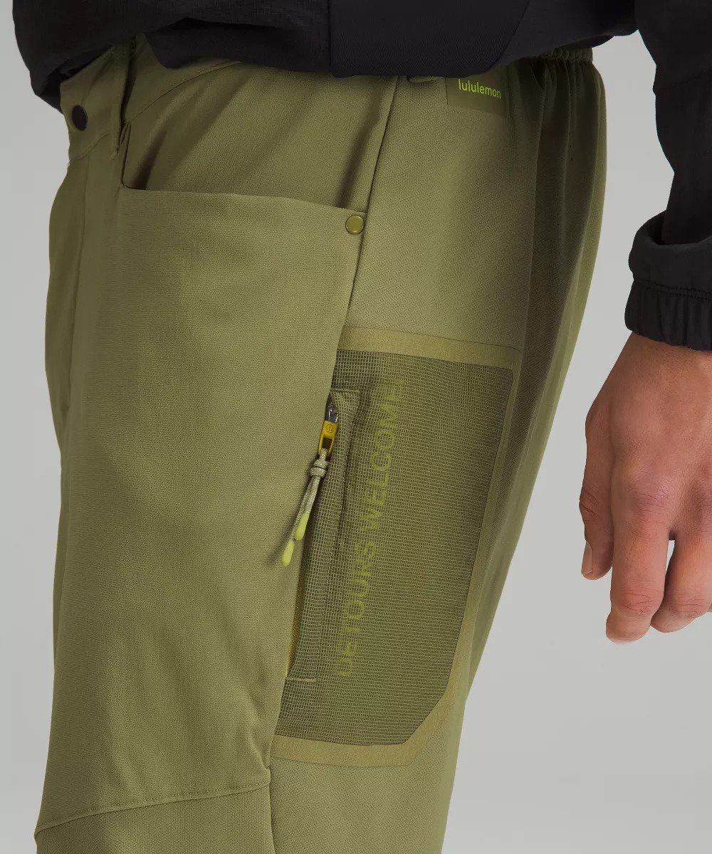 經典登山遠足長褲/原價＄1,280、現售＄880/L，皮帶環加長設計，可掛登山扣，另設小型拉鏈口袋。