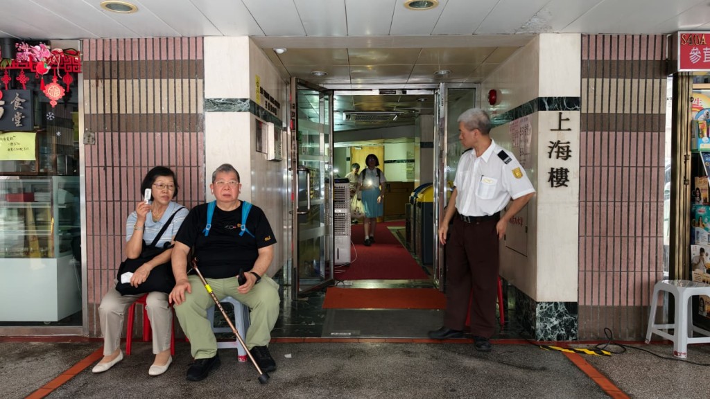 大廈住戶大受影響,可能需要熬過炎熱一夜。黃文威攝 大廈住戶大受影響,可能需要熬過炎熱一夜。黃文威攝