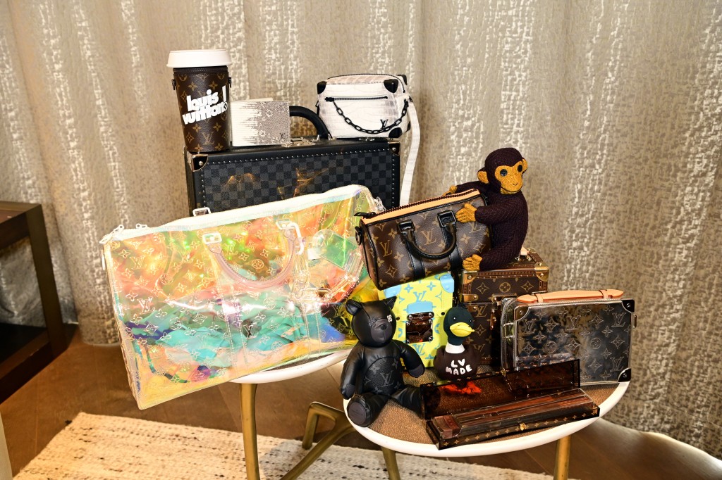 向展鵬的LV收藏品包括了各式各樣產品，有袋款、杯、筷子等。