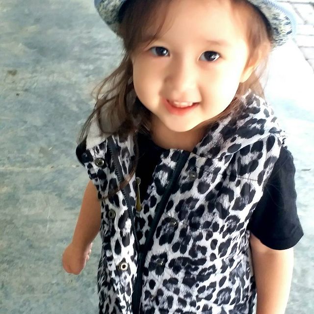 晴晴Alexandra自少已長得非常可愛。（圖片來源：IG@dellapietraalexandra）