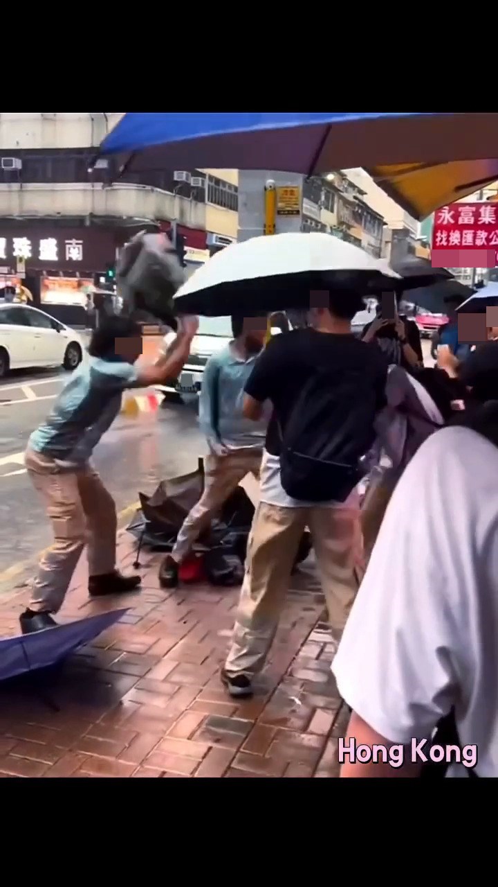 男子背囊當流星錘亂舞連環圖(二)。fb截圖 男子背囊當流星錘亂舞連環圖(二)。fb截圖