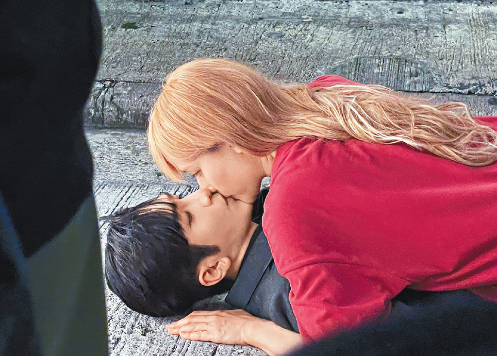 ■Hanna整个人「胸压」在AL身上，嘴对嘴情深一吻。
