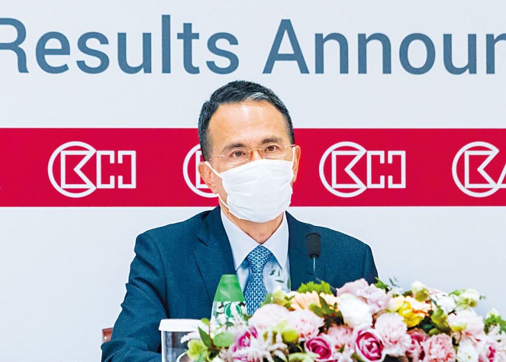 長和及長實昨日派發中期成績表,圖為主席李澤鉅。