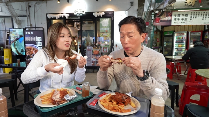 波波黃婧靈冬菇亭歎巨型拉絲豬扒勁滿足 大讚黑椒牛舌無得頂。