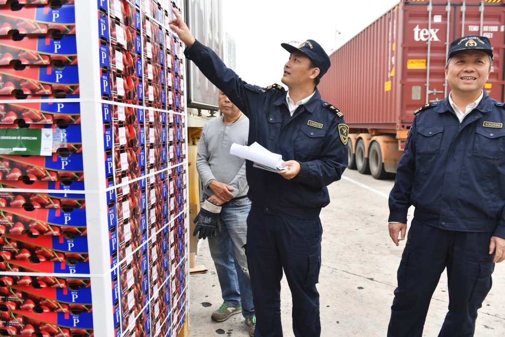 在貨車出入境查驗或候檢場地，將設立貨車司機臨時避暑場所。新華社資料圖