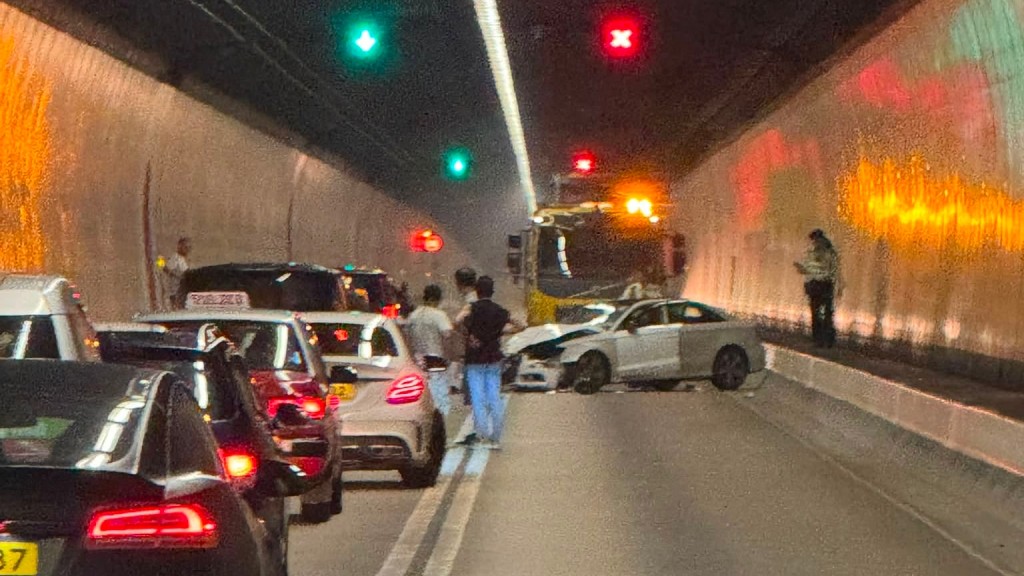 大老山隧道兩私家車相撞 一司機受輕傷 管道交通一度擠塞。Facebook 馬路的事 (即時交通資訊台) 圖片