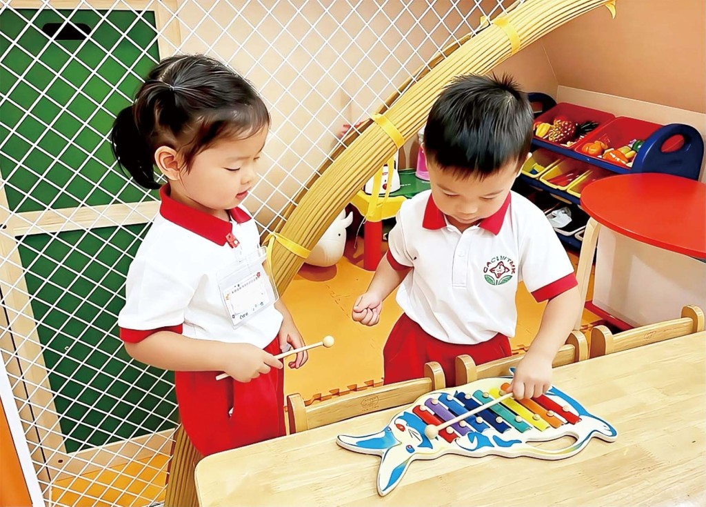 幼兒在課堂上彼此交流，從而激發創意。
