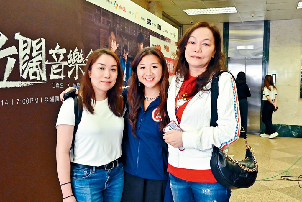 領隊關婉儀（右）與女子冰球隊隊員郭凱琪（左）及陳沛穎接受電台訪問。