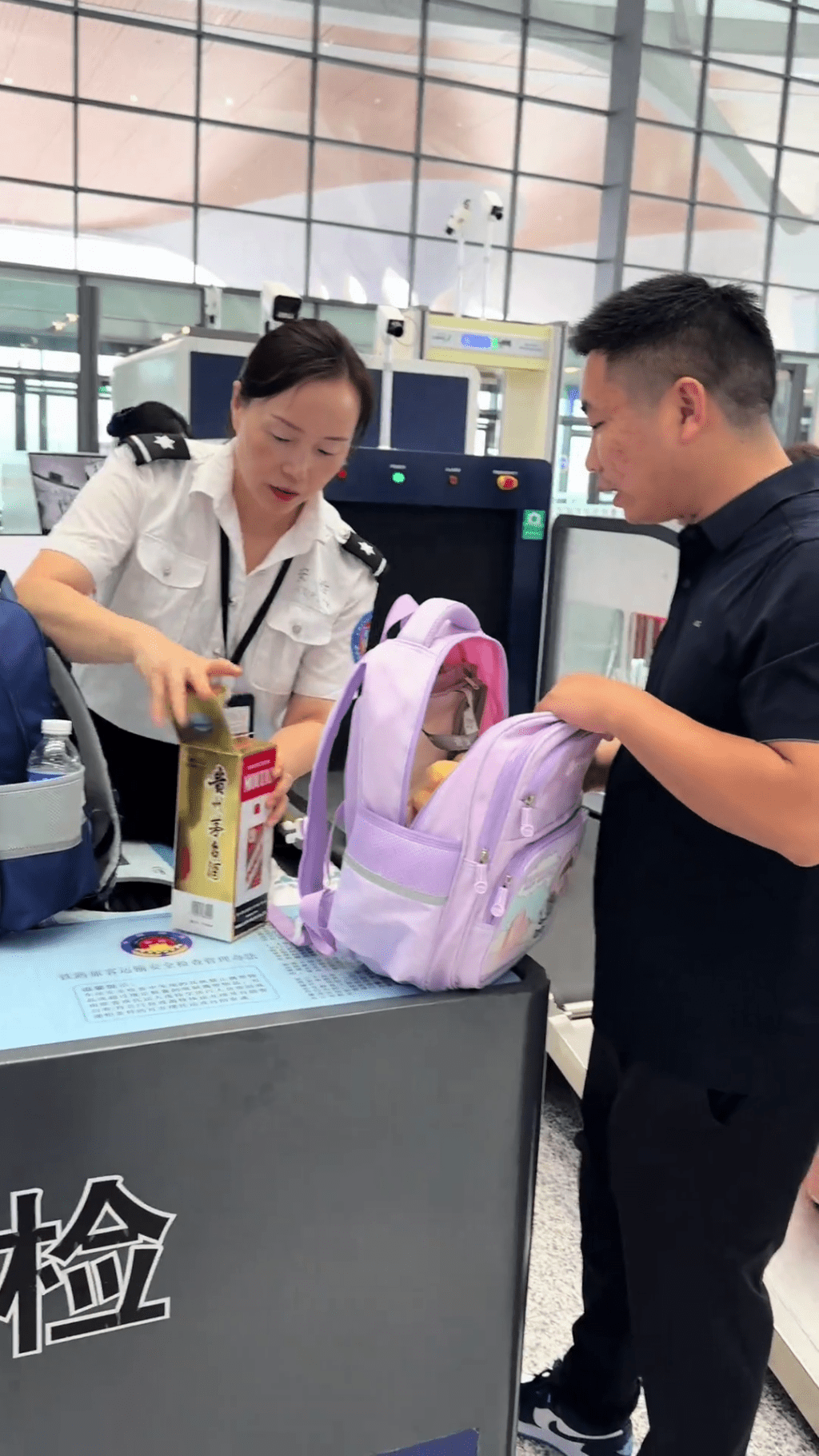 男乘客被發現攜帶的茅台已經開封。