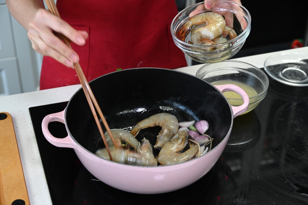 Step 5: 加大蝦煎至半熟，灒濃紹興酒。 Add the prawns and fry until half-cooked. Drizzle with Shaoxing wine.