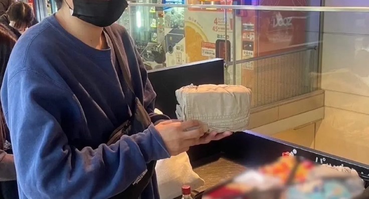 這項服務操作簡易，旅客僅需將衣物放入專用機器中，約一分鐘即可將其壓縮至手掌般的大小。