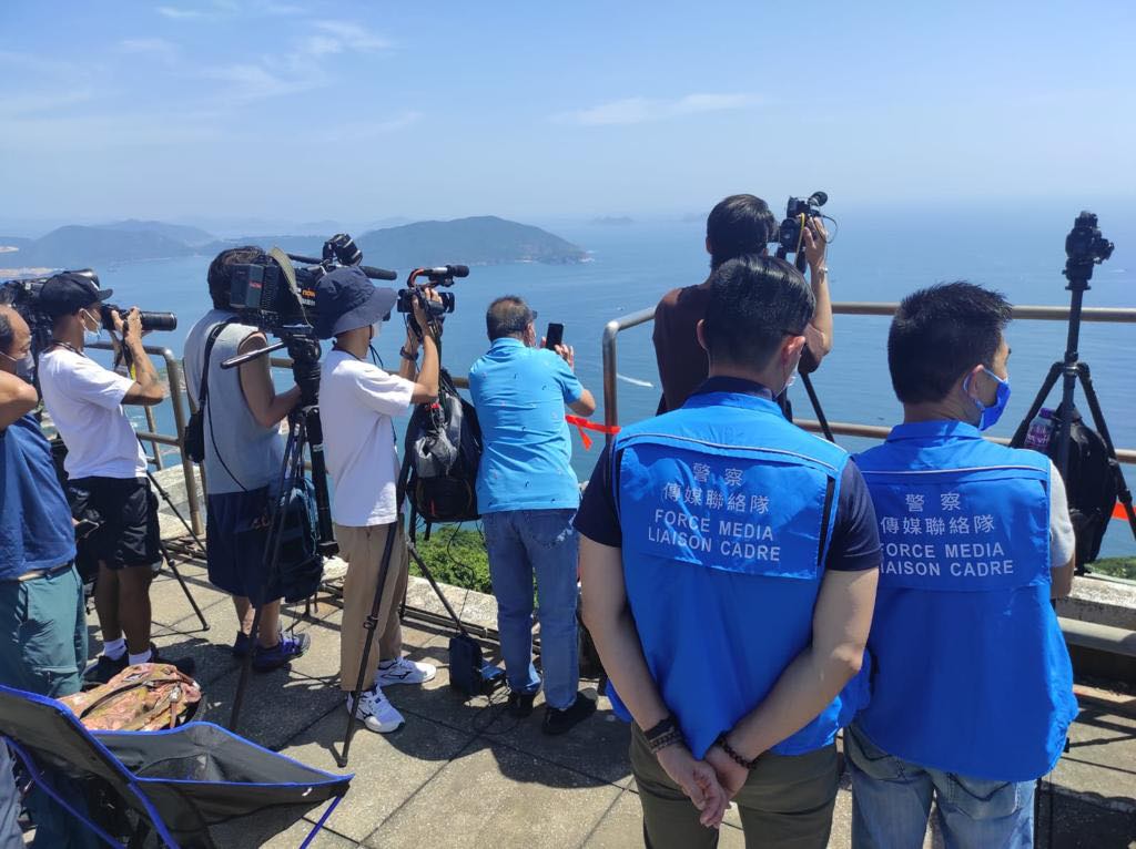 每當發生意外或進行大型公眾活動,身穿藍背心的傳媒聯絡隊人員會出動,擔起平衡前線警員及傳媒需要的重任。 資料圖片 每當發生意外或進行大型公眾活動,身穿藍背心的傳媒聯絡隊人員會出動,擔起平衡前線警員及傳媒需要的重任。 資料圖片