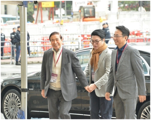 李兆基3人父子均表示會投票予林鄭。