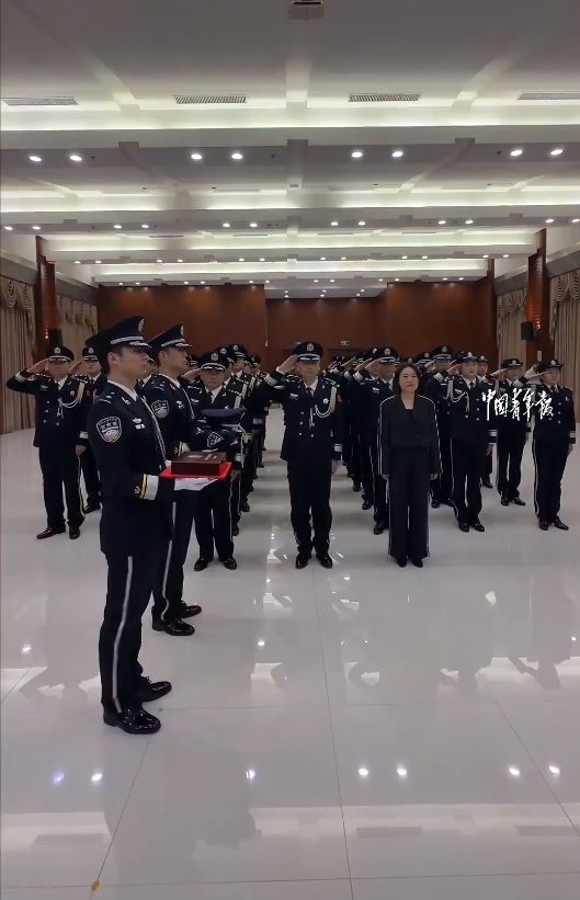 武漢殉職交警蔣仲超的警號被封存。中國青年報