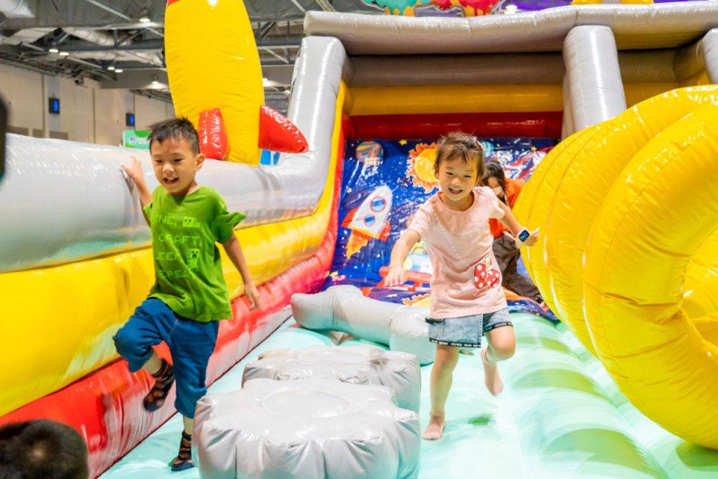 任何持小童票的小朋友可即場登記，免費暢玩充氣彈床一節。