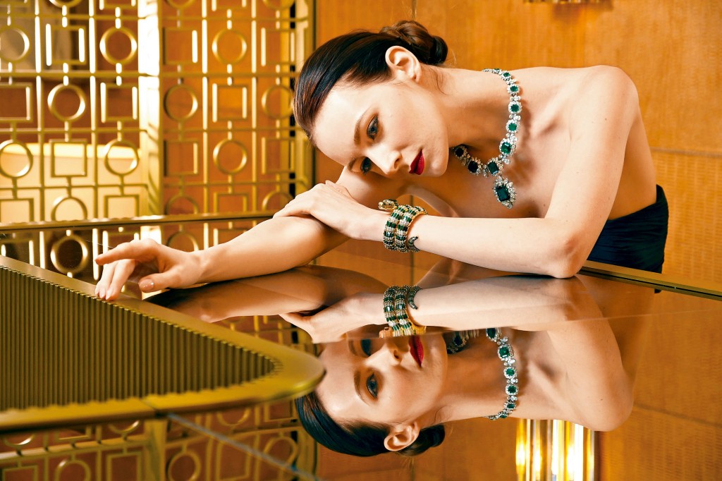 原屬於Elizabeth Taylor的經典祖母綠及鑽石項鏈。1958年出品的吊墜部分，原是一枚胸針，選用鉑金鑲嵌一顆階梯式切割、重達23.44卡的哥倫比亞祖母綠及鑽石。1969年出品的Serpenti手鐲腕表，以黃金配搭綠色琺瑯，並鑲嵌祖母綠及鑽石。